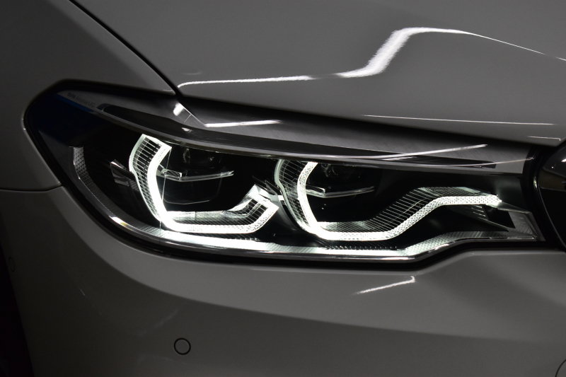 BMW 5シリーズ 530e Mｽﾎﾟｰﾂ PHEV ｻﾝR ｲﾉﾍﾞｰｼｮﾝ&ﾊｲﾗｲﾝP 変更後全面液晶ﾒｰﾀｰ 4ｿﾞｰﾝAC 全席ﾋｰﾀｰ付黒革 Mｽﾎﾟｰﾂﾌﾞﾚｰｷ LEDﾍｯﾄﾞﾗｲﾄ ACC HUD LCW ﾊｰﾏﾝｶｰﾄﾞﾝ  ｼﾞｪｽﾁｬｰC付ﾀｯﾁﾊﾟﾈﾙHDDﾅﾋﾞﾌﾙｾｸﾞ 全周ｶﾒﾗ3Dﾋﾞｭｰ 電動ﾄﾗﾝｸ 19AW ﾜｲﾔﾚｽ充電 2年保証