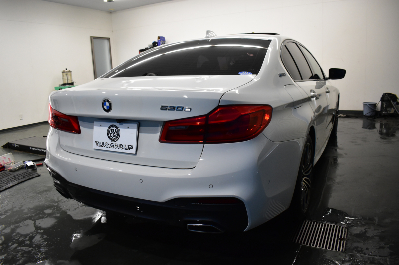 BMW 5シリーズ 530e Mｽﾎﾟｰﾂ PHEV ｻﾝR ｲﾉﾍﾞｰｼｮﾝ&ﾊｲﾗｲﾝP 変更後全面液晶ﾒｰﾀｰ 4ｿﾞｰﾝAC 全席ﾋｰﾀｰ付黒革 Mｽﾎﾟｰﾂﾌﾞﾚｰｷ LEDﾍｯﾄﾞﾗｲﾄ ACC HUD LCW ﾊｰﾏﾝｶｰﾄﾞﾝ  ｼﾞｪｽﾁｬｰC付ﾀｯﾁﾊﾟﾈﾙHDDﾅﾋﾞﾌﾙｾｸﾞ 全周ｶﾒﾗ3Dﾋﾞｭｰ 電動ﾄﾗﾝｸ 19AW ﾜｲﾔﾚｽ充電 2年保証