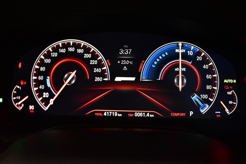 BMW 5シリーズ 530e Mｽﾎﾟｰﾂ PHEV ｻﾝR ｲﾉﾍﾞｰｼｮﾝ&ﾊｲﾗｲﾝP 変更後全面液晶ﾒｰﾀｰ 4ｿﾞｰﾝAC 全席ﾋｰﾀｰ付黒革 Mｽﾎﾟｰﾂﾌﾞﾚｰｷ LEDﾍｯﾄﾞﾗｲﾄ ACC HUD LCW ﾊｰﾏﾝｶｰﾄﾞﾝ  ｼﾞｪｽﾁｬｰC付ﾀｯﾁﾊﾟﾈﾙHDDﾅﾋﾞﾌﾙｾｸﾞ 全周ｶﾒﾗ3Dﾋﾞｭｰ 電動ﾄﾗﾝｸ 19AW ﾜｲﾔﾚｽ充電 2年保証