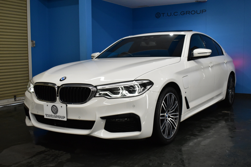 BMW 5シリーズ 530e Mｽﾎﾟｰﾂ PHEV ｻﾝR ｲﾉﾍﾞｰｼｮﾝ&ﾊｲﾗｲﾝP 変更後全面液晶ﾒｰﾀｰ 4ｿﾞｰﾝAC 全席ﾋｰﾀｰ付黒革 Mｽﾎﾟｰﾂﾌﾞﾚｰｷ LEDﾍｯﾄﾞﾗｲﾄ ACC HUD LCW ﾊｰﾏﾝｶｰﾄﾞﾝ  ｼﾞｪｽﾁｬｰC付ﾀｯﾁﾊﾟﾈﾙHDDﾅﾋﾞﾌﾙｾｸﾞ 全周ｶﾒﾗ3Dﾋﾞｭｰ 電動ﾄﾗﾝｸ 19AW ﾜｲﾔﾚｽ充電 2年保証