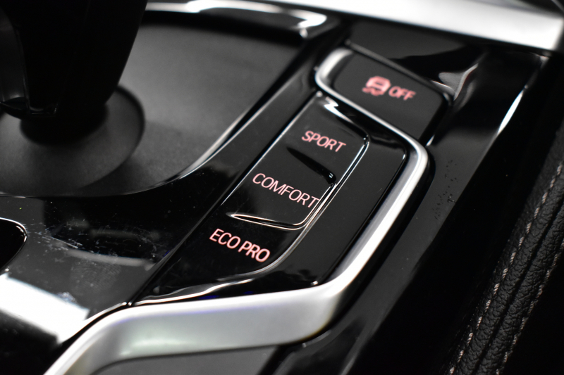 BMW 5シリーズ 530e Mｽﾎﾟｰﾂ PHEV ｻﾝR ｲﾉﾍﾞｰｼｮﾝ&ﾊｲﾗｲﾝP 変更後全面液晶ﾒｰﾀｰ 4ｿﾞｰﾝAC 全席ﾋｰﾀｰ付黒革 Mｽﾎﾟｰﾂﾌﾞﾚｰｷ LEDﾍｯﾄﾞﾗｲﾄ ACC HUD LCW ﾊｰﾏﾝｶｰﾄﾞﾝ  ｼﾞｪｽﾁｬｰC付ﾀｯﾁﾊﾟﾈﾙHDDﾅﾋﾞﾌﾙｾｸﾞ 全周ｶﾒﾗ3Dﾋﾞｭｰ 電動ﾄﾗﾝｸ 19AW ﾜｲﾔﾚｽ充電 2年保証