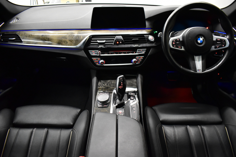 BMW 5シリーズ 530e Mｽﾎﾟｰﾂ PHEV ｻﾝR ｲﾉﾍﾞｰｼｮﾝ&ﾊｲﾗｲﾝP 変更後全面液晶ﾒｰﾀｰ 4ｿﾞｰﾝAC 全席ﾋｰﾀｰ付黒革 Mｽﾎﾟｰﾂﾌﾞﾚｰｷ LEDﾍｯﾄﾞﾗｲﾄ ACC HUD LCW ﾊｰﾏﾝｶｰﾄﾞﾝ  ｼﾞｪｽﾁｬｰC付ﾀｯﾁﾊﾟﾈﾙHDDﾅﾋﾞﾌﾙｾｸﾞ 全周ｶﾒﾗ3Dﾋﾞｭｰ 電動ﾄﾗﾝｸ 19AW ﾜｲﾔﾚｽ充電 2年保証