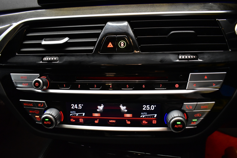 BMW 5シリーズ 530e Mｽﾎﾟｰﾂ PHEV ｻﾝR ｲﾉﾍﾞｰｼｮﾝ&ﾊｲﾗｲﾝP 変更後全面液晶ﾒｰﾀｰ 4ｿﾞｰﾝAC 全席ﾋｰﾀｰ付黒革 Mｽﾎﾟｰﾂﾌﾞﾚｰｷ LEDﾍｯﾄﾞﾗｲﾄ ACC HUD LCW ﾊｰﾏﾝｶｰﾄﾞﾝ  ｼﾞｪｽﾁｬｰC付ﾀｯﾁﾊﾟﾈﾙHDDﾅﾋﾞﾌﾙｾｸﾞ 全周ｶﾒﾗ3Dﾋﾞｭｰ 電動ﾄﾗﾝｸ 19AW ﾜｲﾔﾚｽ充電 2年保証