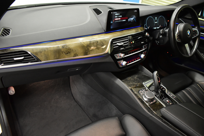 BMW 5シリーズ 530e Mｽﾎﾟｰﾂ PHEV ｻﾝR ｲﾉﾍﾞｰｼｮﾝ&ﾊｲﾗｲﾝP 変更後全面液晶ﾒｰﾀｰ 4ｿﾞｰﾝAC 全席ﾋｰﾀｰ付黒革 Mｽﾎﾟｰﾂﾌﾞﾚｰｷ LEDﾍｯﾄﾞﾗｲﾄ ACC HUD LCW ﾊｰﾏﾝｶｰﾄﾞﾝ  ｼﾞｪｽﾁｬｰC付ﾀｯﾁﾊﾟﾈﾙHDDﾅﾋﾞﾌﾙｾｸﾞ 全周ｶﾒﾗ3Dﾋﾞｭｰ 電動ﾄﾗﾝｸ 19AW ﾜｲﾔﾚｽ充電 2年保証