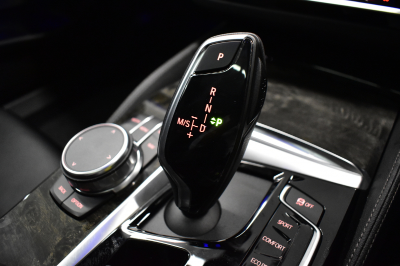 BMW 5シリーズ 530e Mｽﾎﾟｰﾂ PHEV ｻﾝR ｲﾉﾍﾞｰｼｮﾝ&ﾊｲﾗｲﾝP 変更後全面液晶ﾒｰﾀｰ 4ｿﾞｰﾝAC 全席ﾋｰﾀｰ付黒革 Mｽﾎﾟｰﾂﾌﾞﾚｰｷ LEDﾍｯﾄﾞﾗｲﾄ ACC HUD LCW ﾊｰﾏﾝｶｰﾄﾞﾝ  ｼﾞｪｽﾁｬｰC付ﾀｯﾁﾊﾟﾈﾙHDDﾅﾋﾞﾌﾙｾｸﾞ 全周ｶﾒﾗ3Dﾋﾞｭｰ 電動ﾄﾗﾝｸ 19AW ﾜｲﾔﾚｽ充電 2年保証