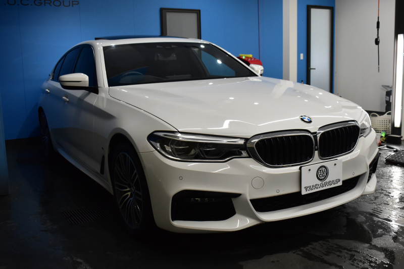 BMW 5シリーズ 530e Mｽﾎﾟｰﾂ PHEV ｻﾝR ｲﾉﾍﾞｰｼｮﾝ&ﾊｲﾗｲﾝP 変更後全面液晶ﾒｰﾀｰ 4ｿﾞｰﾝAC 全席ﾋｰﾀｰ付黒革 Mｽﾎﾟｰﾂﾌﾞﾚｰｷ LEDﾍｯﾄﾞﾗｲﾄ ACC HUD LCW ﾊｰﾏﾝｶｰﾄﾞﾝ  ｼﾞｪｽﾁｬｰC付ﾀｯﾁﾊﾟﾈﾙHDDﾅﾋﾞﾌﾙｾｸﾞ 全周ｶﾒﾗ3Dﾋﾞｭｰ 電動ﾄﾗﾝｸ 19AW ﾜｲﾔﾚｽ充電 2年保証