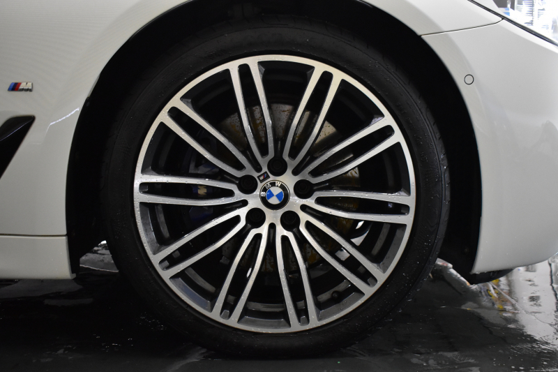 BMW 5シリーズ 530e Mｽﾎﾟｰﾂ PHEV ｻﾝR ｲﾉﾍﾞｰｼｮﾝ&ﾊｲﾗｲﾝP 変更後全面液晶ﾒｰﾀｰ 4ｿﾞｰﾝAC 全席ﾋｰﾀｰ付黒革 Mｽﾎﾟｰﾂﾌﾞﾚｰｷ LEDﾍｯﾄﾞﾗｲﾄ ACC HUD LCW ﾊｰﾏﾝｶｰﾄﾞﾝ  ｼﾞｪｽﾁｬｰC付ﾀｯﾁﾊﾟﾈﾙHDDﾅﾋﾞﾌﾙｾｸﾞ 全周ｶﾒﾗ3Dﾋﾞｭｰ 電動ﾄﾗﾝｸ 19AW ﾜｲﾔﾚｽ充電 2年保証