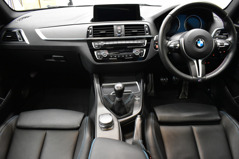 BMW Mシリーズ M2 6速MT LCI後期 ｾﾚｸﾄP ｻﾝﾙｰﾌ ﾋｰﾀｰ付黒革 LEDﾍｯﾄﾞﾗｲﾄ&ﾃｰﾙ ﾀｯﾁﾊﾟﾈﾙHDDﾅﾋﾞ Bｶﾒﾗ ﾘｱPDC 19AW 車線逸脱&歩行者警告 衝突軽減ﾌﾞﾚｰｷ ｶｰﾎﾞﾝｲﾝﾃﾘｱ ｶｰﾎﾞﾝﾄﾗﾝｸｽﾎﾟｲﾗｰ iｽﾄｯﾌﾟ ｽﾏｰﾄｷｰ 2年保証
