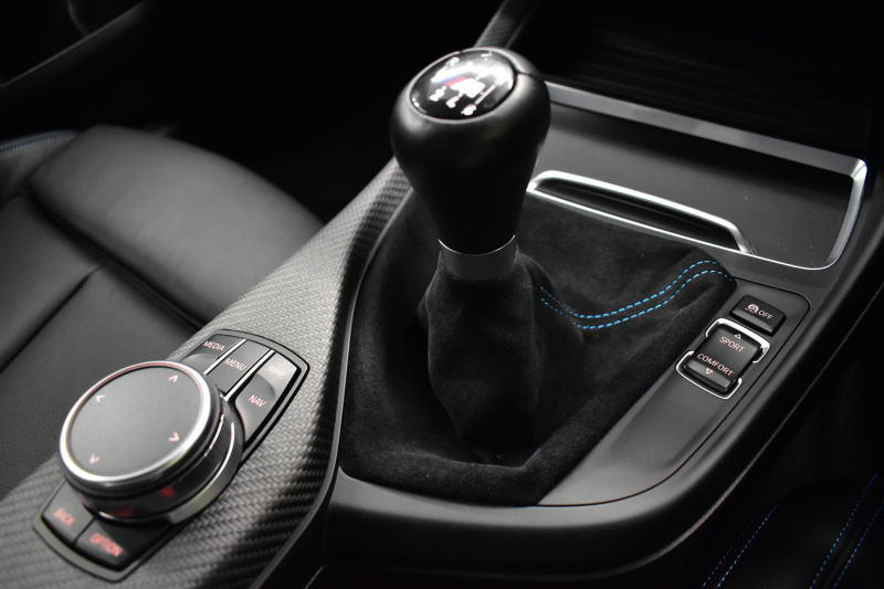 BMW Mシリーズ M2 6速MT LCI後期 ｾﾚｸﾄP ｻﾝﾙｰﾌ ﾋｰﾀｰ付黒革 LEDﾍｯﾄﾞﾗｲﾄ&ﾃｰﾙ ﾀｯﾁﾊﾟﾈﾙHDDﾅﾋﾞ Bｶﾒﾗ ﾘｱPDC 19AW 車線逸脱&歩行者警告 衝突軽減ﾌﾞﾚｰｷ ｶｰﾎﾞﾝｲﾝﾃﾘｱ ｶｰﾎﾞﾝﾄﾗﾝｸｽﾎﾟｲﾗｰ iｽﾄｯﾌﾟ ｽﾏｰﾄｷｰ 2年保証