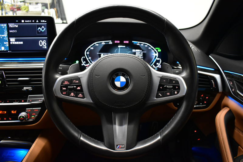BMW 5シリーズ 530e Mｽﾎﾟｰﾂ ｴﾃﾞｨｼｮﾝｼﾞｮｲ+ LCI後期 PHEV 全席ﾋｰﾀｰ付茶革 新ﾃﾞｻﾞｲﾝLEDﾍｯﾄﾞﾗｲﾄ 可変ｻｽﾍﾟﾝｼｮﾝ ﾗｲﾌﾞｺｸﾋﾟｯﾄ ACC HUD LCW ﾀｯﾁﾊﾟﾈﾙﾅﾋﾞ3Dﾋﾞｭｰ全周囲ｶﾒ ﾌﾙｾｸﾞ 電動ﾄﾗﾝｸ 2年保証