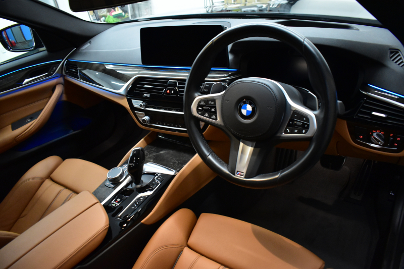 BMW 5シリーズ 530e Mｽﾎﾟｰﾂ ｴﾃﾞｨｼｮﾝｼﾞｮｲ+ LCI後期 PHEV 全席ﾋｰﾀｰ付茶革 新ﾃﾞｻﾞｲﾝLEDﾍｯﾄﾞﾗｲﾄ 可変ｻｽﾍﾟﾝｼｮﾝ ﾗｲﾌﾞｺｸﾋﾟｯﾄ ACC HUD LCW ﾀｯﾁﾊﾟﾈﾙﾅﾋﾞ3Dﾋﾞｭｰ全周囲ｶﾒ ﾌﾙｾｸﾞ 電動ﾄﾗﾝｸ 2年保証