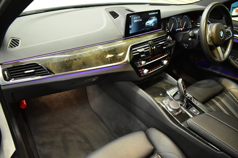 BMW 5シリーズ 530i Mｽﾎﾟｰﾂ ｲﾉﾍﾞｰｼｮﾝ＆ﾊｲﾗｲﾝP ｻﾝﾙｰﾌ 液晶ﾒｰﾀｰ  高出力ﾓﾃﾞﾙ  全席ﾋｰﾀｰ付黒革 HUD LEDﾍｯﾄﾞﾗｲﾄ 追従ACC 車線変更警告 ﾜｲﾔﾚｽ充電 ｼﾞｪｽﾁｬｰC ﾀｯﾁﾊﾟﾈﾙ対応iﾄﾞﾗｲﾌﾞHDDﾅﾋﾞﾌﾙｾｸﾞ 3Dﾋﾞｭｰ Pｱｼｽﾄﾌﾟﾗｽ 電動ﾄﾗﾝｸ 2年保証