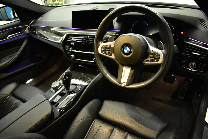 BMW 5シリーズ 530i Mｽﾎﾟｰﾂ ｲﾉﾍﾞｰｼｮﾝ＆ﾊｲﾗｲﾝP ｻﾝﾙｰﾌ 液晶ﾒｰﾀｰ  高出力ﾓﾃﾞﾙ  全席ﾋｰﾀｰ付黒革 HUD LEDﾍｯﾄﾞﾗｲﾄ 追従ACC 車線変更警告 ﾜｲﾔﾚｽ充電 ｼﾞｪｽﾁｬｰC ﾀｯﾁﾊﾟﾈﾙ対応iﾄﾞﾗｲﾌﾞHDDﾅﾋﾞﾌﾙｾｸﾞ 3Dﾋﾞｭｰ Pｱｼｽﾄﾌﾟﾗｽ 電動ﾄﾗﾝｸ 2年保証