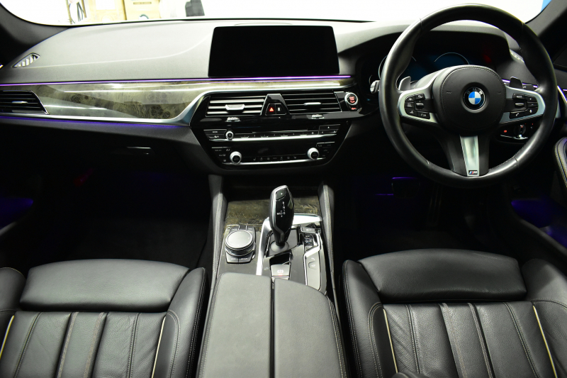 BMW 5シリーズ 530i Mｽﾎﾟｰﾂ ｲﾉﾍﾞｰｼｮﾝ＆ﾊｲﾗｲﾝP ｻﾝﾙｰﾌ 液晶ﾒｰﾀｰ  高出力ﾓﾃﾞﾙ  全席ﾋｰﾀｰ付黒革 HUD LEDﾍｯﾄﾞﾗｲﾄ 追従ACC 車線変更警告 ﾜｲﾔﾚｽ充電 ｼﾞｪｽﾁｬｰC ﾀｯﾁﾊﾟﾈﾙ対応iﾄﾞﾗｲﾌﾞHDDﾅﾋﾞﾌﾙｾｸﾞ 3Dﾋﾞｭｰ Pｱｼｽﾄﾌﾟﾗｽ 電動ﾄﾗﾝｸ 2年保証