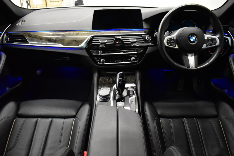 BMW 5シリーズ 530i Mｽﾎﾟｰﾂ ｲﾉﾍﾞｰｼｮﾝ＆ﾊｲﾗｲﾝP ｻﾝﾙｰﾌ 液晶ﾒｰﾀｰ  高出力ﾓﾃﾞﾙ  全席ﾋｰﾀｰ付黒革 HUD LEDﾍｯﾄﾞﾗｲﾄ 追従ACC 車線変更警告 ﾜｲﾔﾚｽ充電 ｼﾞｪｽﾁｬｰC ﾀｯﾁﾊﾟﾈﾙ対応iﾄﾞﾗｲﾌﾞHDDﾅﾋﾞﾌﾙｾｸﾞ 3Dﾋﾞｭｰ Pｱｼｽﾄﾌﾟﾗｽ 電動ﾄﾗﾝｸ 2年保証