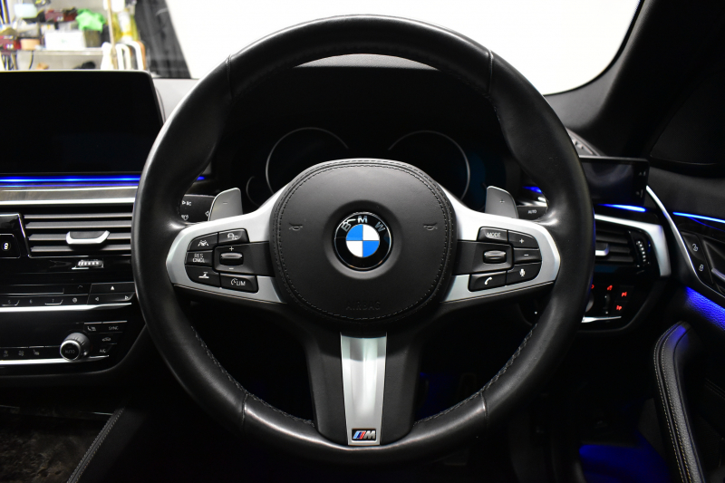 BMW 5シリーズ 530i Mｽﾎﾟｰﾂ ｲﾉﾍﾞｰｼｮﾝ＆ﾊｲﾗｲﾝP ｻﾝﾙｰﾌ 液晶ﾒｰﾀｰ  高出力ﾓﾃﾞﾙ  全席ﾋｰﾀｰ付黒革 HUD LEDﾍｯﾄﾞﾗｲﾄ 追従ACC 車線変更警告 ﾜｲﾔﾚｽ充電 ｼﾞｪｽﾁｬｰC ﾀｯﾁﾊﾟﾈﾙ対応iﾄﾞﾗｲﾌﾞHDDﾅﾋﾞﾌﾙｾｸﾞ 3Dﾋﾞｭｰ Pｱｼｽﾄﾌﾟﾗｽ 電動ﾄﾗﾝｸ 2年保証