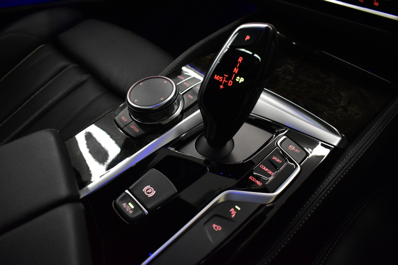 BMW 5シリーズ 530i Mｽﾎﾟｰﾂ ｲﾉﾍﾞｰｼｮﾝ＆ﾊｲﾗｲﾝP ｻﾝﾙｰﾌ 液晶ﾒｰﾀｰ  高出力ﾓﾃﾞﾙ  全席ﾋｰﾀｰ付黒革 HUD LEDﾍｯﾄﾞﾗｲﾄ 追従ACC 車線変更警告 ﾜｲﾔﾚｽ充電 ｼﾞｪｽﾁｬｰC ﾀｯﾁﾊﾟﾈﾙ対応iﾄﾞﾗｲﾌﾞHDDﾅﾋﾞﾌﾙｾｸﾞ 3Dﾋﾞｭｰ Pｱｼｽﾄﾌﾟﾗｽ 電動ﾄﾗﾝｸ 2年保証