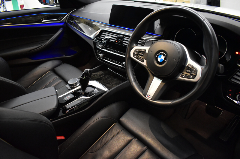 BMW 5シリーズ 530i Mｽﾎﾟｰﾂ ｲﾉﾍﾞｰｼｮﾝ＆ﾊｲﾗｲﾝP ｻﾝﾙｰﾌ 液晶ﾒｰﾀｰ  高出力ﾓﾃﾞﾙ  全席ﾋｰﾀｰ付黒革 HUD LEDﾍｯﾄﾞﾗｲﾄ 追従ACC 車線変更警告 ﾜｲﾔﾚｽ充電 ｼﾞｪｽﾁｬｰC ﾀｯﾁﾊﾟﾈﾙ対応iﾄﾞﾗｲﾌﾞHDDﾅﾋﾞﾌﾙｾｸﾞ 3Dﾋﾞｭｰ Pｱｼｽﾄﾌﾟﾗｽ 電動ﾄﾗﾝｸ 2年保証