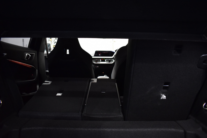 BMW 1シリーズ M135i xDrive 期間限定特別掲載 4WD ﾃﾞﾋﾞｭｰP ﾋｰﾀｰ付電動Mｽﾎﾟｰﾂｼｰﾄ 可変ｻｽﾍﾟﾝｼｮﾝ Mｼｰﾄﾍﾞﾙﾄ Mｽﾎﾟｰﾂﾌﾞﾚｰｷ 追従ACC BMWﾗｲﾌﾞｺｯｸﾋﾟｯﾄ ﾀｯﾁﾊﾟﾈﾙﾅﾋﾞ ｱｯﾌﾟﾙｶｰﾌﾟﾚｲ LEDﾍｯﾄﾞﾗｲﾄ 電動Rｹﾞｰﾄ 2年保証