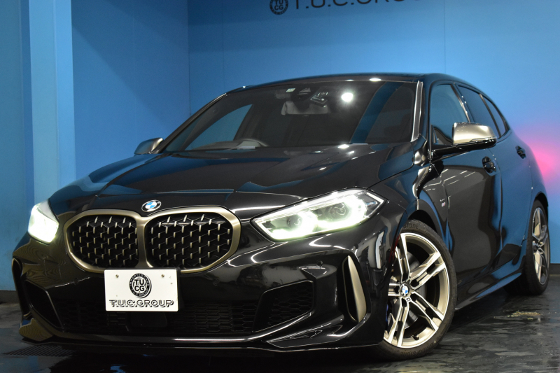 BMW 1シリーズ M135i xDrive 期間限定特別掲載 4WD ﾃﾞﾋﾞｭｰP ﾋｰﾀｰ付電動Mｽﾎﾟｰﾂｼｰﾄ 可変ｻｽﾍﾟﾝｼｮﾝ Mｼｰﾄﾍﾞﾙﾄ Mｽﾎﾟｰﾂﾌﾞﾚｰｷ 追従ACC BMWﾗｲﾌﾞｺｯｸﾋﾟｯﾄ ﾀｯﾁﾊﾟﾈﾙﾅﾋﾞ ｱｯﾌﾟﾙｶｰﾌﾟﾚｲ LEDﾍｯﾄﾞﾗｲﾄ 電動Rｹﾞｰﾄ 2年保証