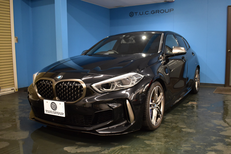 BMW 1シリーズ M135i xDrive 期間限定特別掲載 4WD ﾃﾞﾋﾞｭｰP ﾋｰﾀｰ付電動Mｽﾎﾟｰﾂｼｰﾄ 可変ｻｽﾍﾟﾝｼｮﾝ Mｼｰﾄﾍﾞﾙﾄ Mｽﾎﾟｰﾂﾌﾞﾚｰｷ 追従ACC BMWﾗｲﾌﾞｺｯｸﾋﾟｯﾄ ﾀｯﾁﾊﾟﾈﾙﾅﾋﾞ ｱｯﾌﾟﾙｶｰﾌﾟﾚｲ LEDﾍｯﾄﾞﾗｲﾄ 電動Rｹﾞｰﾄ 2年保証