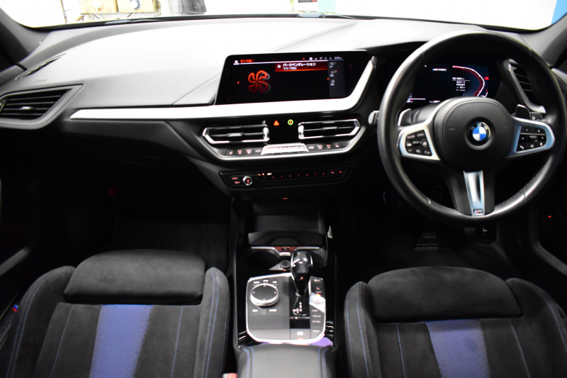 BMW 1シリーズ M135i xDrive 期間限定特別掲載 4WD ﾃﾞﾋﾞｭｰP ﾋｰﾀｰ付電動Mｽﾎﾟｰﾂｼｰﾄ 可変ｻｽﾍﾟﾝｼｮﾝ Mｼｰﾄﾍﾞﾙﾄ Mｽﾎﾟｰﾂﾌﾞﾚｰｷ 追従ACC BMWﾗｲﾌﾞｺｯｸﾋﾟｯﾄ ﾀｯﾁﾊﾟﾈﾙﾅﾋﾞ ｱｯﾌﾟﾙｶｰﾌﾟﾚｲ LEDﾍｯﾄﾞﾗｲﾄ 電動Rｹﾞｰﾄ 2年保証