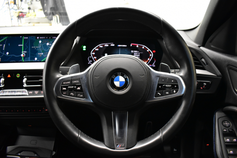 BMW 1シリーズ M135i xDrive 期間限定特別掲載 4WD ﾃﾞﾋﾞｭｰP ﾋｰﾀｰ付電動Mｽﾎﾟｰﾂｼｰﾄ 可変ｻｽﾍﾟﾝｼｮﾝ Mｼｰﾄﾍﾞﾙﾄ Mｽﾎﾟｰﾂﾌﾞﾚｰｷ 追従ACC BMWﾗｲﾌﾞｺｯｸﾋﾟｯﾄ ﾀｯﾁﾊﾟﾈﾙﾅﾋﾞ ｱｯﾌﾟﾙｶｰﾌﾟﾚｲ LEDﾍｯﾄﾞﾗｲﾄ 電動Rｹﾞｰﾄ 2年保証