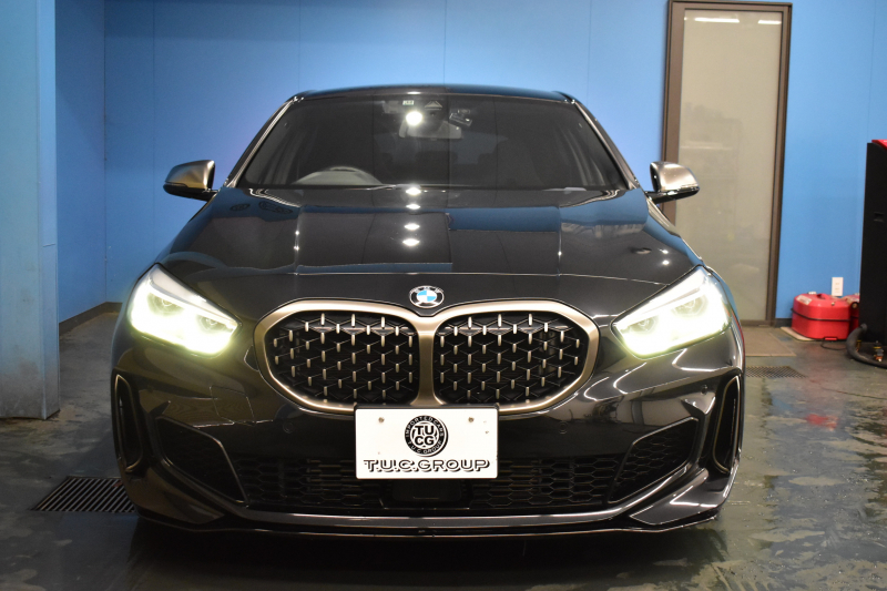 BMW 1シリーズ M135i xDrive 期間限定特別掲載 4WD ﾃﾞﾋﾞｭｰP ﾋｰﾀｰ付電動Mｽﾎﾟｰﾂｼｰﾄ 可変ｻｽﾍﾟﾝｼｮﾝ Mｼｰﾄﾍﾞﾙﾄ Mｽﾎﾟｰﾂﾌﾞﾚｰｷ 追従ACC BMWﾗｲﾌﾞｺｯｸﾋﾟｯﾄ ﾀｯﾁﾊﾟﾈﾙﾅﾋﾞ ｱｯﾌﾟﾙｶｰﾌﾟﾚｲ LEDﾍｯﾄﾞﾗｲﾄ 電動Rｹﾞｰﾄ 2年保証