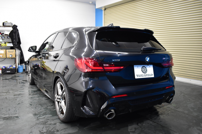 BMW 1シリーズ M135i xDrive 期間限定特別掲載 4WD ﾃﾞﾋﾞｭｰP ﾋｰﾀｰ付電動Mｽﾎﾟｰﾂｼｰﾄ 可変ｻｽﾍﾟﾝｼｮﾝ Mｼｰﾄﾍﾞﾙﾄ Mｽﾎﾟｰﾂﾌﾞﾚｰｷ 追従ACC BMWﾗｲﾌﾞｺｯｸﾋﾟｯﾄ ﾀｯﾁﾊﾟﾈﾙﾅﾋﾞ ｱｯﾌﾟﾙｶｰﾌﾟﾚｲ LEDﾍｯﾄﾞﾗｲﾄ 電動Rｹﾞｰﾄ 2年保証