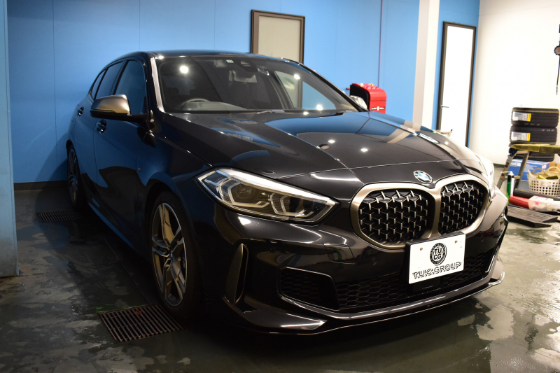 BMW 1シリーズ M135i xDrive 期間限定特別掲載 4WD ﾃﾞﾋﾞｭｰP ﾋｰﾀｰ付電動Mｽﾎﾟｰﾂｼｰﾄ 可変ｻｽﾍﾟﾝｼｮﾝ Mｼｰﾄﾍﾞﾙﾄ Mｽﾎﾟｰﾂﾌﾞﾚｰｷ 追従ACC BMWﾗｲﾌﾞｺｯｸﾋﾟｯﾄ ﾀｯﾁﾊﾟﾈﾙﾅﾋﾞ ｱｯﾌﾟﾙｶｰﾌﾟﾚｲ LEDﾍｯﾄﾞﾗｲﾄ 電動Rｹﾞｰﾄ 2年保証