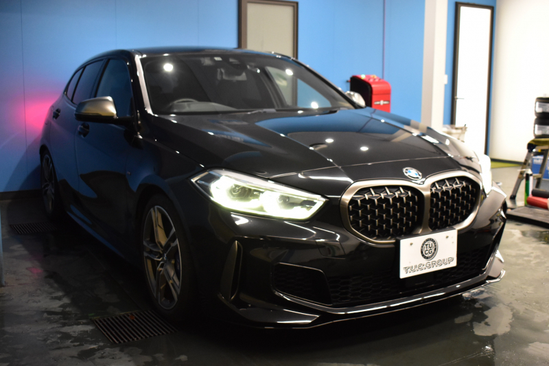 BMW 1シリーズ M135i xDrive 期間限定特別掲載 4WD ﾃﾞﾋﾞｭｰP ﾋｰﾀｰ付電動Mｽﾎﾟｰﾂｼｰﾄ 可変ｻｽﾍﾟﾝｼｮﾝ Mｼｰﾄﾍﾞﾙﾄ Mｽﾎﾟｰﾂﾌﾞﾚｰｷ 追従ACC BMWﾗｲﾌﾞｺｯｸﾋﾟｯﾄ ﾀｯﾁﾊﾟﾈﾙﾅﾋﾞ ｱｯﾌﾟﾙｶｰﾌﾟﾚｲ LEDﾍｯﾄﾞﾗｲﾄ 電動Rｹﾞｰﾄ 2年保証