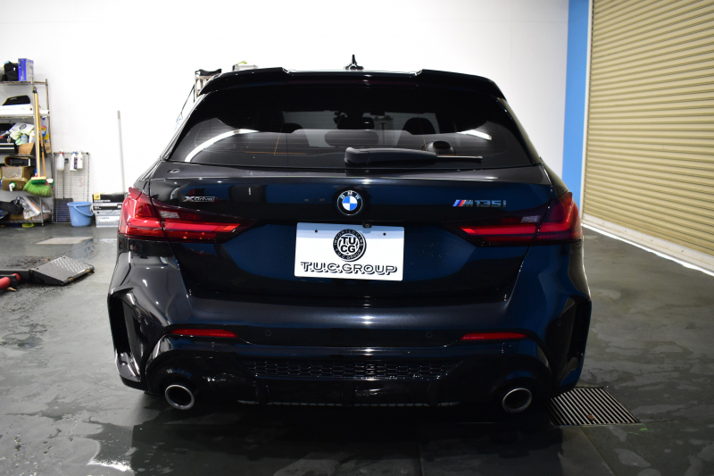 BMW 1シリーズ M135i xDrive 期間限定特別掲載 4WD ﾃﾞﾋﾞｭｰP ﾋｰﾀｰ付電動Mｽﾎﾟｰﾂｼｰﾄ 可変ｻｽﾍﾟﾝｼｮﾝ Mｼｰﾄﾍﾞﾙﾄ Mｽﾎﾟｰﾂﾌﾞﾚｰｷ 追従ACC BMWﾗｲﾌﾞｺｯｸﾋﾟｯﾄ ﾀｯﾁﾊﾟﾈﾙﾅﾋﾞ ｱｯﾌﾟﾙｶｰﾌﾟﾚｲ LEDﾍｯﾄﾞﾗｲﾄ 電動Rｹﾞｰﾄ 2年保証