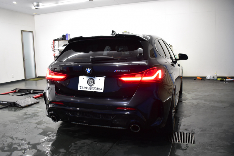 BMW 1シリーズ M135i xDrive 期間限定特別掲載 4WD ﾃﾞﾋﾞｭｰP ﾋｰﾀｰ付電動Mｽﾎﾟｰﾂｼｰﾄ 可変ｻｽﾍﾟﾝｼｮﾝ Mｼｰﾄﾍﾞﾙﾄ Mｽﾎﾟｰﾂﾌﾞﾚｰｷ 追従ACC BMWﾗｲﾌﾞｺｯｸﾋﾟｯﾄ ﾀｯﾁﾊﾟﾈﾙﾅﾋﾞ ｱｯﾌﾟﾙｶｰﾌﾟﾚｲ LEDﾍｯﾄﾞﾗｲﾄ 電動Rｹﾞｰﾄ 2年保証