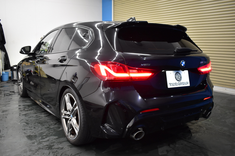 BMW 1シリーズ M135i xDrive 期間限定特別掲載 4WD ﾃﾞﾋﾞｭｰP ﾋｰﾀｰ付電動Mｽﾎﾟｰﾂｼｰﾄ 可変ｻｽﾍﾟﾝｼｮﾝ Mｼｰﾄﾍﾞﾙﾄ Mｽﾎﾟｰﾂﾌﾞﾚｰｷ 追従ACC BMWﾗｲﾌﾞｺｯｸﾋﾟｯﾄ ﾀｯﾁﾊﾟﾈﾙﾅﾋﾞ ｱｯﾌﾟﾙｶｰﾌﾟﾚｲ LEDﾍｯﾄﾞﾗｲﾄ 電動Rｹﾞｰﾄ 2年保証