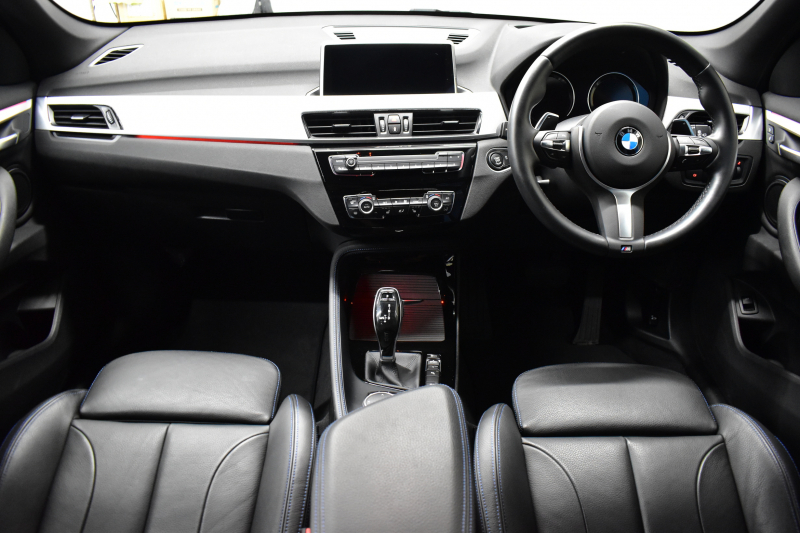 BMW X1 Xﾄﾞﾗｲﾌﾞ20i Mｽﾎﾟｰﾂ 中期ﾓﾃﾞﾙ 4WD ﾋｰﾀｰ付黒革 ｱﾄﾞﾊﾞﾝｽﾄﾞｱｸﾃｨﾌﾞｾｰﾌﾃｨ&ｺﾝﾌｫｰﾄP 追従ACC HUD 18AW NEWﾃﾞｻﾞｲﾝﾒｰﾀｰ LEDﾍｯﾄﾞﾗｲﾄ ﾀｯﾁﾊﾟﾈﾙHDDﾅﾋﾞBｶﾒﾗ 前後PDC  衝突軽減B 車線逸脱&歩行者警告 電動Rｹﾞｰﾄ ｽﾏｰﾄｷｰ 2年保証