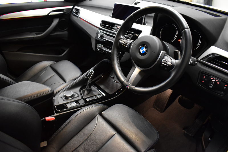 BMW X1 Xﾄﾞﾗｲﾌﾞ20i Mｽﾎﾟｰﾂ 中期ﾓﾃﾞﾙ 4WD ﾋｰﾀｰ付黒革 ｱﾄﾞﾊﾞﾝｽﾄﾞｱｸﾃｨﾌﾞｾｰﾌﾃｨ&ｺﾝﾌｫｰﾄP 追従ACC HUD 18AW NEWﾃﾞｻﾞｲﾝﾒｰﾀｰ LEDﾍｯﾄﾞﾗｲﾄ ﾀｯﾁﾊﾟﾈﾙHDDﾅﾋﾞBｶﾒﾗ 前後PDC  衝突軽減B 車線逸脱&歩行者警告 電動Rｹﾞｰﾄ ｽﾏｰﾄｷｰ 2年保証