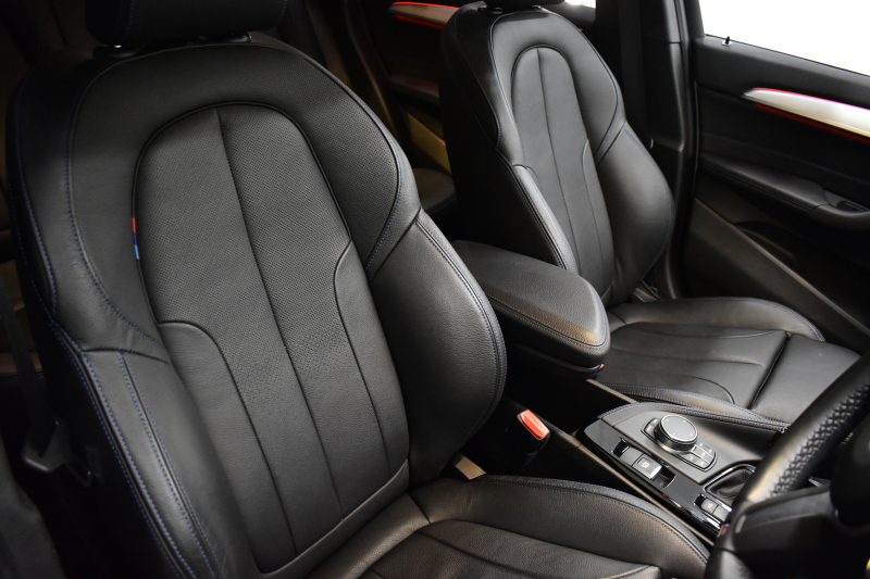 BMW X1 Xﾄﾞﾗｲﾌﾞ20i Mｽﾎﾟｰﾂ 中期ﾓﾃﾞﾙ 4WD ﾋｰﾀｰ付黒革 ｱﾄﾞﾊﾞﾝｽﾄﾞｱｸﾃｨﾌﾞｾｰﾌﾃｨ&ｺﾝﾌｫｰﾄP 追従ACC HUD 18AW NEWﾃﾞｻﾞｲﾝﾒｰﾀｰ LEDﾍｯﾄﾞﾗｲﾄ ﾀｯﾁﾊﾟﾈﾙHDDﾅﾋﾞBｶﾒﾗ 前後PDC  衝突軽減B 車線逸脱&歩行者警告 電動Rｹﾞｰﾄ ｽﾏｰﾄｷｰ 2年保証