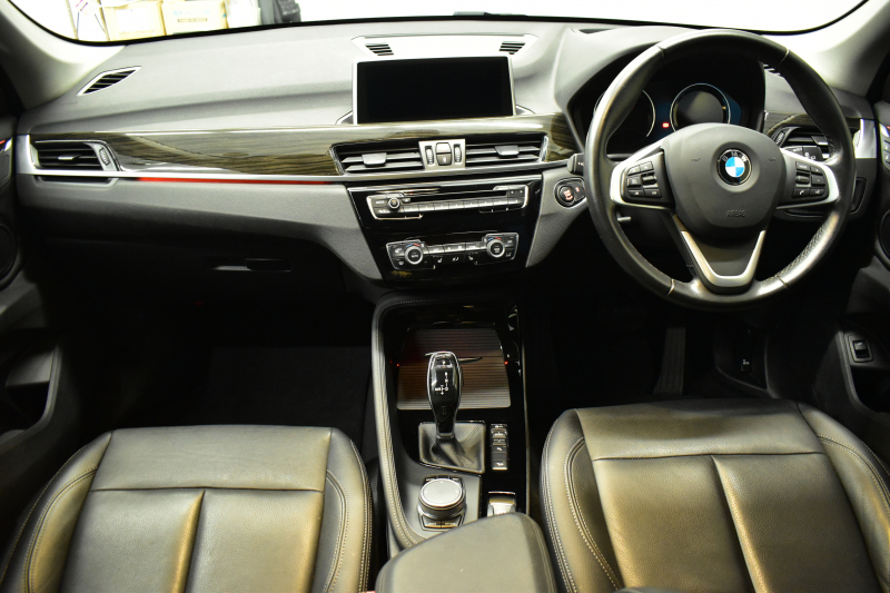 BMW X1 Xdrive20i Xﾗｲﾝ 中期 4WD ﾊｲﾗｲﾝ&ｺﾝﾌｫｰﾄ&ｱﾄﾞﾊﾞﾝｽﾄﾞｱｸﾃｨﾌﾞｾｰﾌﾃｨP 追従ACC HUD ﾋｰﾀｰ付電動黒革 LEDﾍｯﾄﾞﾗｲﾄ 18AW 衝突軽減B ﾀｯﾁﾊﾟﾈﾙﾅﾋﾞ Bｶﾒﾗ 前後PDC Pｱｼｽﾄ 電動Rｹﾞｰﾄ ｽﾏｰﾄｷｰ  2年保証