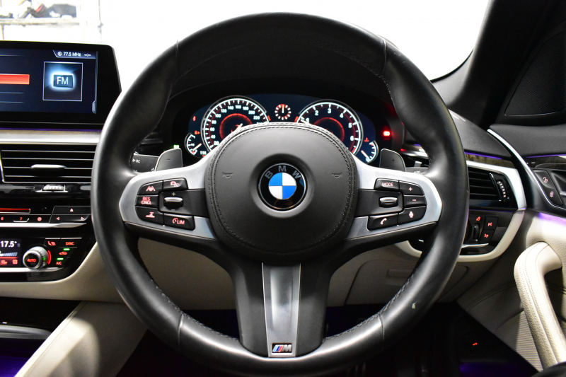 BMW 5シリーズ 530i Mｽﾎﾟｰﾂ 高出力ﾓﾃﾞﾙ ｻﾝﾙｰﾌ ﾃﾞﾋﾞｭｰP 全席ﾋｰﾀｰ付ｱｲﾎﾞﾘｰ革 ｿﾌﾄｸﾛｰｽﾞﾄﾞｱ HUD LEDﾍｯﾄﾞﾗｲﾄ 追従ACC H&Rﾀﾞｳﾝｻｽ LCW 液晶ﾒｰﾀｰ ｼﾞｪｽﾁｬｰ付ﾀｯﾁﾊﾟﾈﾙ対応iﾄﾞﾗｲﾌﾞHDDﾅﾋﾞﾌﾙｾｸﾞ 全周囲ｶﾒﾗ3DﾋﾞｭｰPｱｼｽﾄ 電動ﾄﾗﾝｸ 2年保証