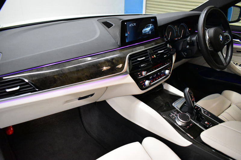 BMW 5シリーズ 530i Mｽﾎﾟｰﾂ 高出力ﾓﾃﾞﾙ ｻﾝﾙｰﾌ ﾃﾞﾋﾞｭｰP 全席ﾋｰﾀｰ付ｱｲﾎﾞﾘｰ革 ｿﾌﾄｸﾛｰｽﾞﾄﾞｱ HUD LEDﾍｯﾄﾞﾗｲﾄ 追従ACC H&Rﾀﾞｳﾝｻｽ LCW 液晶ﾒｰﾀｰ ｼﾞｪｽﾁｬｰ付ﾀｯﾁﾊﾟﾈﾙ対応iﾄﾞﾗｲﾌﾞHDDﾅﾋﾞﾌﾙｾｸﾞ 全周囲ｶﾒﾗ3DﾋﾞｭｰPｱｼｽﾄ 電動ﾄﾗﾝｸ 2年保証