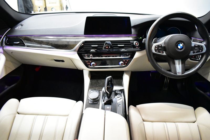 BMW 5シリーズ 530i Mｽﾎﾟｰﾂ 高出力ﾓﾃﾞﾙ ｻﾝﾙｰﾌ ﾃﾞﾋﾞｭｰP 全席ﾋｰﾀｰ付ｱｲﾎﾞﾘｰ革 ｿﾌﾄｸﾛｰｽﾞﾄﾞｱ HUD LEDﾍｯﾄﾞﾗｲﾄ 追従ACC H&Rﾀﾞｳﾝｻｽ LCW 液晶ﾒｰﾀｰ ｼﾞｪｽﾁｬｰ付ﾀｯﾁﾊﾟﾈﾙ対応iﾄﾞﾗｲﾌﾞHDDﾅﾋﾞﾌﾙｾｸﾞ 全周囲ｶﾒﾗ3DﾋﾞｭｰPｱｼｽﾄ 電動ﾄﾗﾝｸ 2年保証