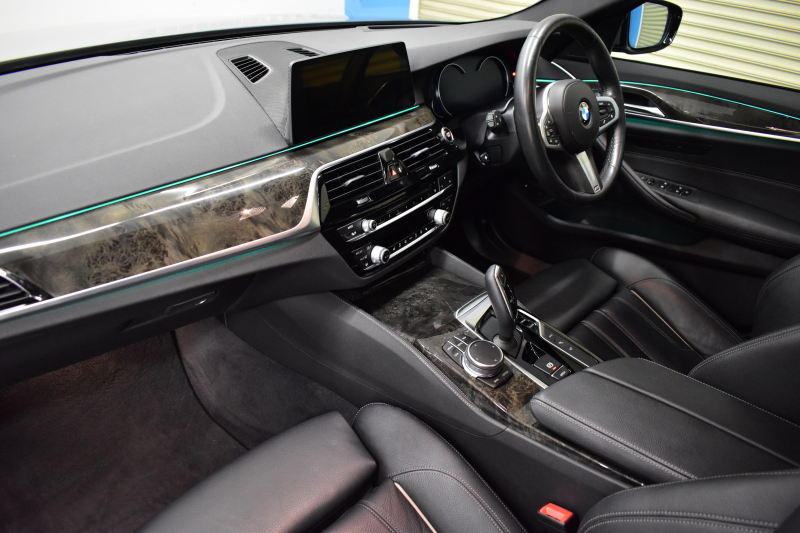 BMW 5シリーズ 530e Mｽﾎﾟｰﾂ PHEV ｲﾉﾍﾞｰｼｮﾝP 全席ﾋｰﾀｰ付黒革 HUD ｱﾀﾞﾌﾟﾃｨﾌﾞLEDﾍｯﾄﾞﾗｲﾄ 追従ACC 車線変更警告 ｼﾞｪｽﾁｬｰC ﾀｯﾁﾊﾟﾈﾙ対応iﾄﾞﾗｲﾌﾞHDDﾅﾋﾞﾌﾙｾｸﾞ 3Dﾋﾞｭｰ Pｱｼｽﾄﾌﾟﾗｽ 電動ﾄﾗﾝｸ  19AW 2年保証