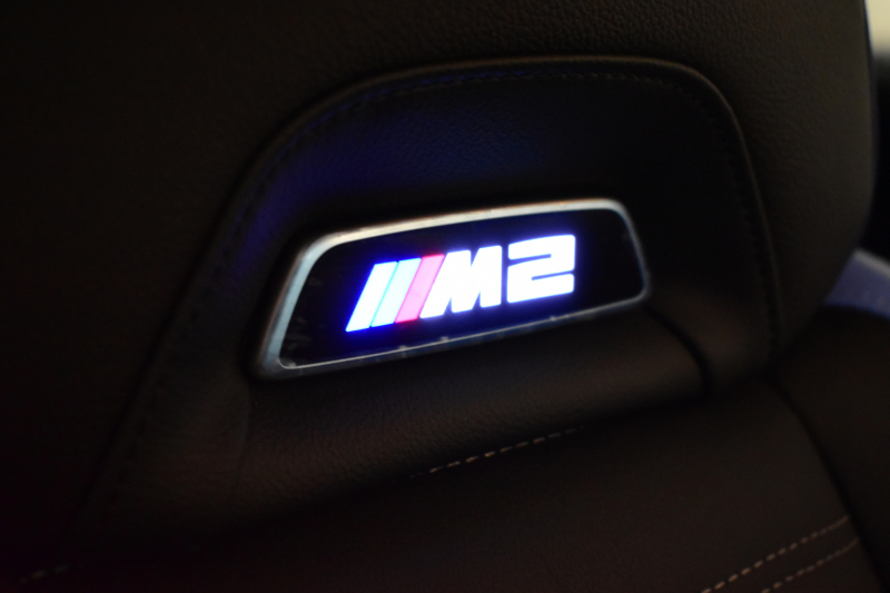 BMW Mシリーズ M2ｸｰﾍﾟ 6速MT 新車保証R8年4月迄 ｶｰﾎﾞﾝﾙｰﾌ ﾊｲﾗｲﾝP ｶｰﾌﾞﾄﾞﾃﾞｨｽﾌﾟﾚｲ ﾋｰﾀｰ付黒革Mｽﾎﾟｰﾂｼｰﾄ(専用ﾊｲﾗｲﾄ付) ｶｰﾎﾞﾝｲﾝﾃﾘｱﾄﾘﾑ 可変Mｻｽ Mｺﾝﾊﾟｳﾝﾄﾞﾌﾞﾚｰｷ HUD BMWﾗｲﾌﾞｺｯｸﾋﾟｯﾄ ﾅﾋﾞ ｱｯﾌﾟﾙｶｰﾌﾟﾚｲ LEDﾍｯﾄﾞﾗｲﾄ 2年保証