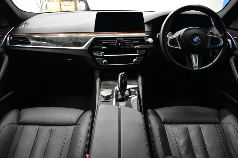 BMW 5シリーズ 540i Xﾄﾞﾗｲﾌﾞ Mｽﾎﾟｰﾂ 型式変更後ﾓﾃﾞﾙ 4WD ｺﾝﾌｫｰﾄ&ｾﾚｸﾄ&ﾊｲﾗｲﾝP ﾗｲﾌﾞｺｯｸﾋﾟｯﾄ ｻﾝﾙｰﾌ harman/kardon Fﾍﾞﾝﾁﾚｰｼｮﾝ&ﾏｯｻｰｼﾞ 全席ﾋｰﾀｰ付黒革 Mｽﾎﾟｰﾂﾌﾞﾚｰｷ LEDﾍｯﾄﾞ 液晶ﾒｰﾀｰ ACC HUD LCW  ﾀｯﾁﾊﾟﾈﾙﾅﾋﾞ全周囲ｶﾒﾗ ﾌﾙｾｸﾞ 2年保証