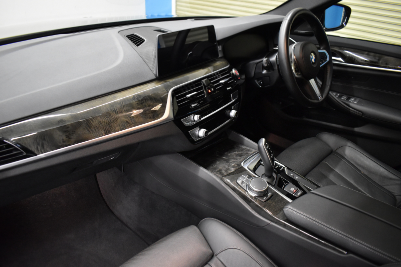 BMW 5シリーズ 540i Xﾄﾞﾗｲﾌﾞ Mｽﾎﾟｰﾂ 型式変更後ﾓﾃﾞﾙ 4WD ｺﾝﾌｫｰﾄ&ｾﾚｸﾄ&ﾊｲﾗｲﾝP ﾗｲﾌﾞｺｯｸﾋﾟｯﾄ ｻﾝﾙｰﾌ harman/kardon Fﾍﾞﾝﾁﾚｰｼｮﾝ&ﾏｯｻｰｼﾞ 全席ﾋｰﾀｰ付黒革 Mｽﾎﾟｰﾂﾌﾞﾚｰｷ LEDﾍｯﾄﾞ 液晶ﾒｰﾀｰ ACC HUD LCW  ﾀｯﾁﾊﾟﾈﾙﾅﾋﾞ全周囲ｶﾒﾗ ﾌﾙｾｸﾞ 2年保証