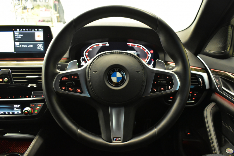 BMW 5シリーズ 540i Xﾄﾞﾗｲﾌﾞ Mｽﾎﾟｰﾂ 型式変更後ﾓﾃﾞﾙ 4WD ｺﾝﾌｫｰﾄ&ｾﾚｸﾄ&ﾊｲﾗｲﾝP ﾗｲﾌﾞｺｯｸﾋﾟｯﾄ ｻﾝﾙｰﾌ harman/kardon Fﾍﾞﾝﾁﾚｰｼｮﾝ&ﾏｯｻｰｼﾞ 全席ﾋｰﾀｰ付黒革 Mｽﾎﾟｰﾂﾌﾞﾚｰｷ LEDﾍｯﾄﾞ 液晶ﾒｰﾀｰ ACC HUD LCW  ﾀｯﾁﾊﾟﾈﾙﾅﾋﾞ全周囲ｶﾒﾗ ﾌﾙｾｸﾞ 2年保証