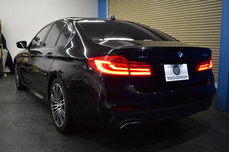 BMW 5シリーズ 540i Xﾄﾞﾗｲﾌﾞ Mｽﾎﾟｰﾂ 型式変更後ﾓﾃﾞﾙ 4WD ｺﾝﾌｫｰﾄ&ｾﾚｸﾄ&ﾊｲﾗｲﾝP ﾗｲﾌﾞｺｯｸﾋﾟｯﾄ ｻﾝﾙｰﾌ harman/kardon Fﾍﾞﾝﾁﾚｰｼｮﾝ&ﾏｯｻｰｼﾞ 全席ﾋｰﾀｰ付黒革 Mｽﾎﾟｰﾂﾌﾞﾚｰｷ LEDﾍｯﾄﾞ 液晶ﾒｰﾀｰ ACC HUD LCW  ﾀｯﾁﾊﾟﾈﾙﾅﾋﾞ全周囲ｶﾒﾗ ﾌﾙｾｸﾞ 2年保証