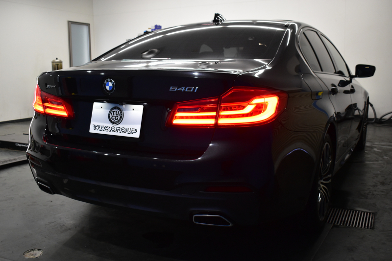 BMW 5シリーズ 540i Xﾄﾞﾗｲﾌﾞ Mｽﾎﾟｰﾂ 型式変更後ﾓﾃﾞﾙ 4WD ｺﾝﾌｫｰﾄ&ｾﾚｸﾄ&ﾊｲﾗｲﾝP ﾗｲﾌﾞｺｯｸﾋﾟｯﾄ ｻﾝﾙｰﾌ harman/kardon Fﾍﾞﾝﾁﾚｰｼｮﾝ&ﾏｯｻｰｼﾞ 全席ﾋｰﾀｰ付黒革 Mｽﾎﾟｰﾂﾌﾞﾚｰｷ LEDﾍｯﾄﾞ 液晶ﾒｰﾀｰ ACC HUD LCW  ﾀｯﾁﾊﾟﾈﾙﾅﾋﾞ全周囲ｶﾒﾗ ﾌﾙｾｸﾞ 2年保証