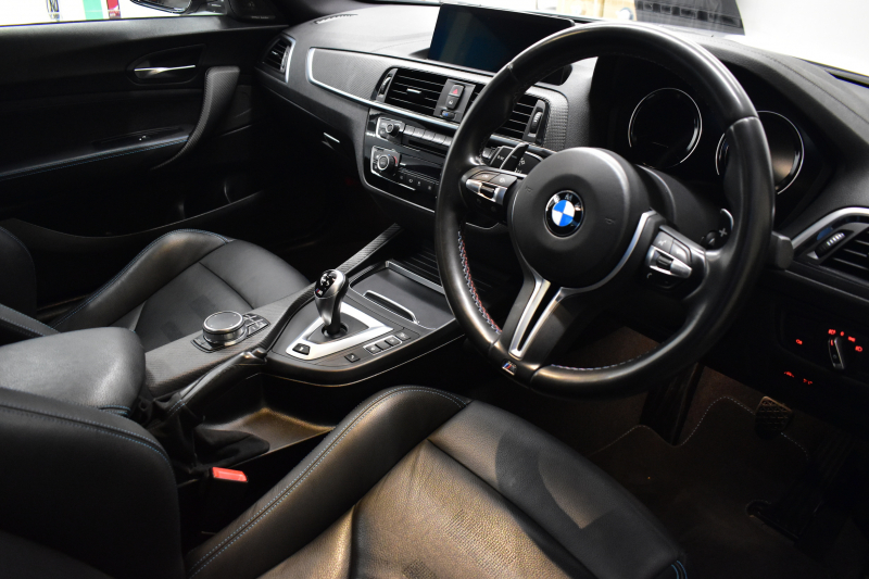 BMW Mシリーズ M2 ｺﾝﾍﾟﾃｨｼｮﾝ MDCT 7速DCT LCI後期  ﾊｰﾏﾝｶｰﾄﾞﾝ 専用410馬力ｴﾝｼﾞﾝ LEDﾍｯﾄﾞﾗｲﾄ&ﾃｰﾙ ﾋｰﾀｰ付黒革 ﾀｯﾁﾊﾟﾈﾙHDDﾅﾋﾞBｶﾒﾗ 19AW 衝突軽減B 車線逸脱＆歩行者警告 ｶｰﾎﾞﾝｲﾝﾃﾘｱ Mｼｰﾄﾍﾞﾙﾄ 2年保証