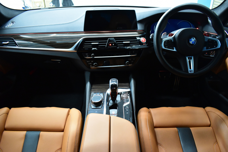 BMW Mシリーズ M5 V8ﾂｲﾝﾀｰﾎﾞ600馬力 MxDrive（4WD//2WD切替可）ｺﾝﾌｫｰﾄP  全席ﾋｰﾀｰ&前席ﾍﾞﾝﾁﾚｰｼｮﾝ&ﾏｯｻｰｼﾞ付ﾌﾞﾗｳﾝ&ﾌﾞﾗｯｸﾚｻﾞｰ ｽﾃｱﾘﾝｸﾞﾋｰﾀｰ ｱﾝﾋﾞｴﾝﾄｴｱP  追従ACC LCW LEDﾍｯﾄﾞﾗｲﾄ HUD 液晶ﾒｰﾀｰ 3Dﾋﾞｭｰ 20AW 2年保証